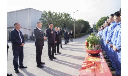 市委書(shū)記王進(jìn)足帶隊(duì)蒞臨紫山集團(tuán)慰問(wèn)春節(jié)期間奮戰(zhàn)在生產(chǎn)線(xiàn)上的一線(xiàn)員工